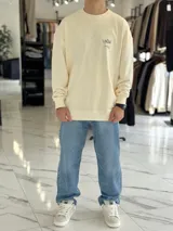 Pantalón de jean celeste de corte oversize y pierna recta.
