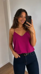 Blusa de tirantes finos, con escote en V, corte recto y holgado.