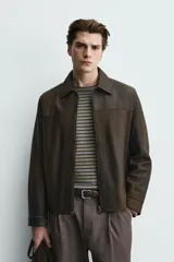 Cazadora regular fit de cuero marrón con efecto lavado vintage, cuello camisero, cierre frontal de cremallera y bolsillos de vivo en la cadera.