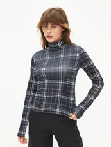 Polera de cuello alto con estampado de cuadros escoceses en tonos azul marino, blanco y gris.