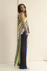 Pantalón palazzo negro con estampado de pinceladas azules, tiro alto y corte amplio.