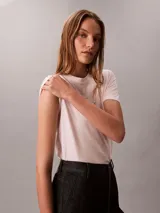 Remera Calvin Klein de manga corta y corte regular, color rosado, con cuello redondo y el logo de la marca impreso en el pecho con efecto metalizado.