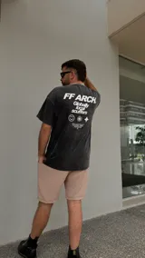 Remera negra de corte oversized con estampa en la espalda.