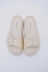 Sandalias veganas color beige con plataforma y hebilla decorativa.