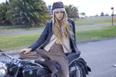 Pantalón de corte holgado con pinzas, confeccionado en Tencel. Presenta botones dorados decorativos en la cintura y en el ruedo, permitiendo ajustar la botamanga. Cuenta con bolsillos delanteros.