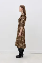 Vestido midi con estampado animal print de leopardo, escote en V cruzado, mangas 3/4 y detalles de volados en el escote, hombros y ruedo.
