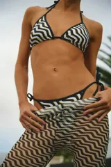 Conjunto de bikini con corpiño triangular y bombacha con collareta a contratono.