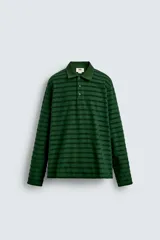 Polo de manga larga con cuello solapa y cierre frontal de botones. Presenta un tejido jacquard texturizado con rayas horizontales en tonos de verde.