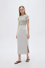 Falda midi color gris claro, de corte recto y tiro alto, confeccionada en viscosa.