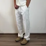 Pantalon de lino corte recto, color blanco, con cintura elástica y cordón ajustable.