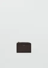Billetera pequeña tipo tarjetero de color marrón oscuro, con textura tweed, cierre de cremallera superior, solapa con botón a presión y detalles metálicos dorados con el logo de la marca.