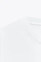 Camiseta rosa de algodón, de corte recto, cuello redondo y manga corta.