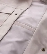 Campera tipo trucker de gamuza sintética color negro, con cuello clásico, bolsillos delanteros con solapa y cierre frontal por botones metálicos.