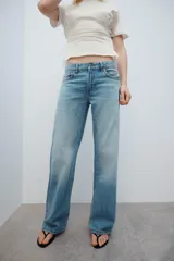Jeans de tiro bajo y cinco bolsillos, con diseño de pierna ancha y larga, de color celeste con efecto desgastado. Cuenta con detalle de estrella bordada con brillos en el bolsillo delantero.