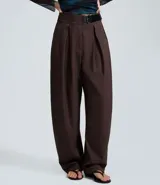 Pantalón sastre de corte barrel, color gris oscuro, con cintura alta, pinzas delanteras y diseño de pierna ancha.