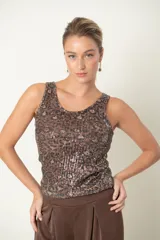 Top sin mangas con estampado animal print de leopardo en tonos beige, marrón y negro, con lentejuelas plateadas bordadas.