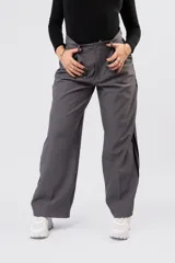 Pantalon de vestir gris con detalle de franjas laterales negras y etiqueta de marca Dolce en el bolsillo trasero.
