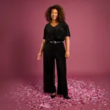 Pantalón de corte ancho y fluido, confeccionado en tejido de terciopelo con textura acanalada. Presenta un diseño de tiro alto con cintura elástica y caída recta.
