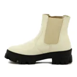 Botas Chelsea de cuero sintético color blanco hueso, con elásticos laterales en beige y suela track color negro.