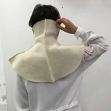 Cuello de lana merino afieltrada color crudo con estampado de líneas grises formando una cuadrícula.