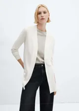 Cardigan de punto fino color marfil, con diseño abierto sin cierre, de corte recto y manga larga.