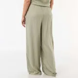 Pantalón ancho de lino mezclado color verde claro, de corte holgado y tiro con elástico.