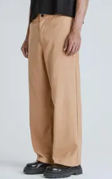 Pantalón recto de microfibra color beige, con cintura elastizada, cierre y botón frontal, y bolsillos traseros con tapa.