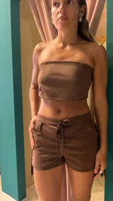 Short marrón de gamuza con cordones en la cintura y laterales.