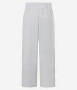 Pantalón pantacourt azul marino de viscosa, con cintura elástica, bolsillos delanteros y detalle de lazo en la cintura.