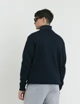 Sweater básico de cuello redondo y manga larga, confeccionado en tejido circular con puños y cuello en tejido canalé.