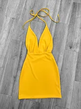 Minivestido rojo con escote halter y espalda descubierta.