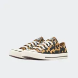 Championes Converse Chuck Taylor All Star de corte bajo, con capellada de lona estampada con diseño de manchas tipo animal print en tonos marrón y negro. Presenta puntera de goma blanca, cordones al tono y suela de caucho con la clásica franja negra.
