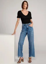 Remera negra de tejido de punto, corte ajustado, escote en V y mangas cortas.