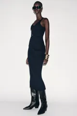 Falda midi de punto acanalado, color azul marino, de corte recto y cintura elástica.