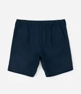 Bermuda masculina texturizada color azul marino, confeccionada en algodón, con elástico y lazo en la cintura, y bolsillos laterales.