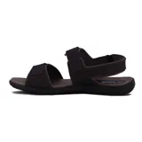 Sandalia de hombre con diseño de dos tiras ajustables mediante velcro y pulsera trasera, confeccionada en material sintético de color marrón oscuro con suela ergonómica.