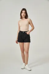 Musculosa de bretel fino color crudo, corte ajustado al cuerpo y escote redondo.