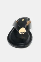 Sandalia plana negra con posición para el dedo y adorno metálico dorado. Suela de 1,5 cm de altura.
