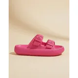 Sandalias chancletas de goma color beige con diseño texturizado en la suela, doble tira ajustable con hebillas y estilo slip-on.