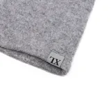 Guantes sin dedos de punto color gris, con detalle de piel sintética en el borde superior.