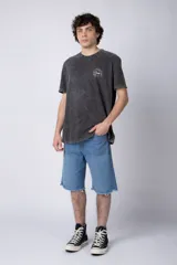 Remera de algodón con efecto de lavado desgastado tipo snow wash, de corte semi-oversize, cuello redondo y manga corta. Presenta un pequeño estampado gráfico circular en el pecho.