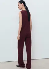 Pantalón de punto fino color bordó, de tiro medio y diseño largo con corte recto y cintura con goma elástica.