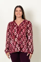 Blusa estampada color borgoña con diseño de rombos, de manga larga y escote en V con aplique de galón.