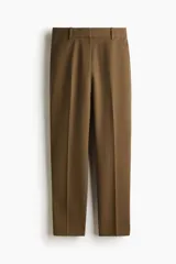 Pantalón cigarette color marrón, confeccionado en tejido elástico, con tiro estándar, bolsillos al bies y piernas ajustadas con raya marcada.