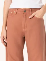 Pantalón slouchy de denim celeste, con cinco bolsillos, pinzas en las rodillas y corte cropped.