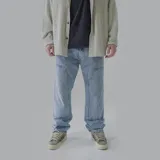 Pantalón de jean celeste con bolsillos delanteros con diseño curvo y corte recto.