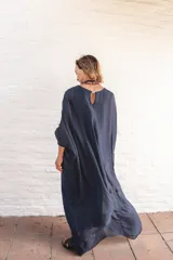Vestido tipo túnica de corte holgado y fluido, con diseño de doble escote en V tanto en el frente como en la espalda. Presenta mangas amplias y una caída elegante, ideal para un look sofisticado y cómodo.
