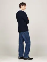 Sweater Tommy Hilfiger de punto trenzado color azul marino, con cuello redondo y logo bordado en el pecho.