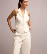 Pantalón de vestir blanco de tela texturizada, corte recto y tiro alto.