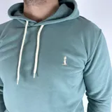 Canguro verde seco con capucha y cordones blancos.